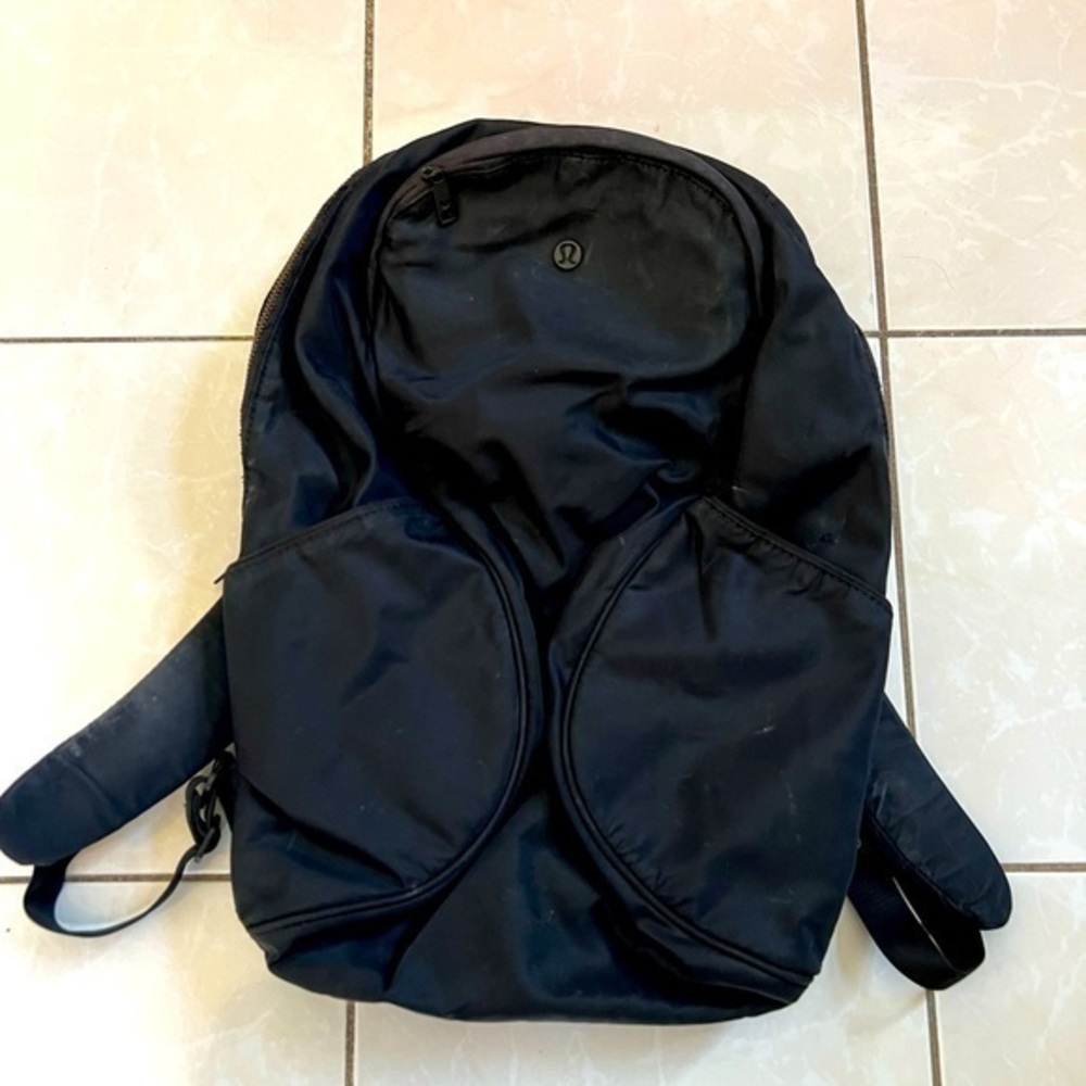 LULULEMON women’s black backpack BROKEN ZIPPER on FRONT POCKET